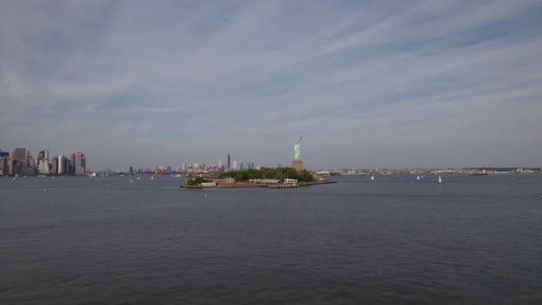 Aerial View Liberty Island Surrounded Ferries Sailboats Sunny New York — Vídeo de stock