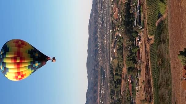 Hot Air Balloon Floating Temecula California Wine Country Landscape Vertical — Vídeos de Stock