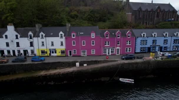 Aerial View Passing Charming Portree Harbour Colourful Scottish Coastal Vacation — Stockvideo