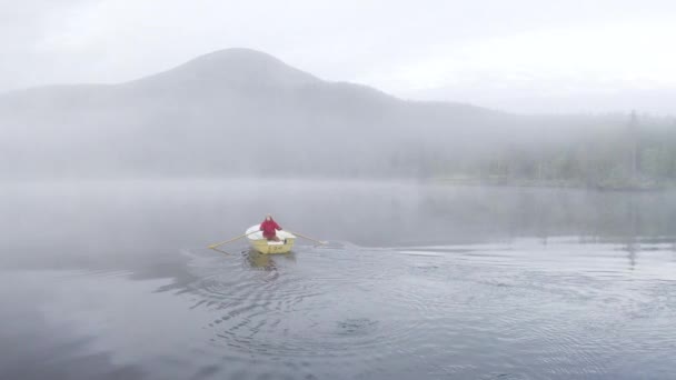 Man Red Jacket Rowing Boat Going Forward Dreamy Misty Landscape — Vídeo de stock