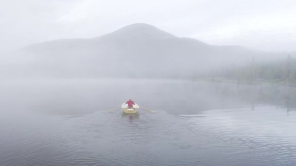 Man Rowing Boat Dreamy Foggy Landscape Moutain Background — Vídeo de Stock