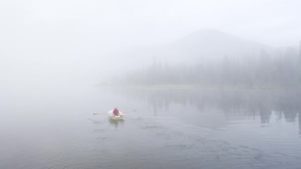 Person Rowing Boat White Foggy Lake Landscape Mountain Forest Background — 图库视频影像
