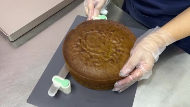 Professional Pastry Chef Using Cake Leveler Slicer Evenly Perfectly Spilt — Stock video