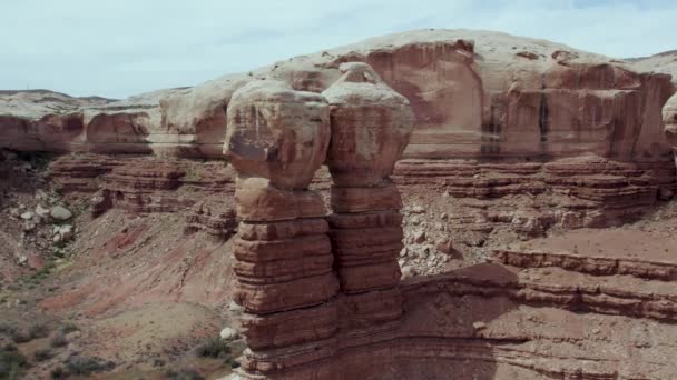 Beautiful Scenic Aerial View Navajo Twins Red Rock Formation Landmark — Vídeo de Stock