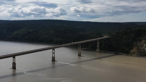 Aerial View Car Crossing Yukon River Bridge Known Patton Bridge — Αρχείο Βίντεο