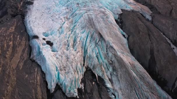 Aerial Close Frozen Icy Snow Cracks Mountain Slope Alaska — Stockvideo