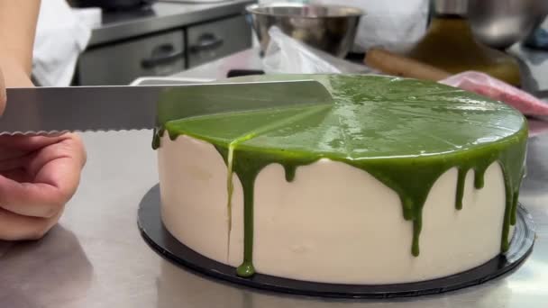 전문적 페이스트리 요리사가 스펀지 케이크를 자르고 맛있는 버터크림 머랭을 바르는 — 비디오