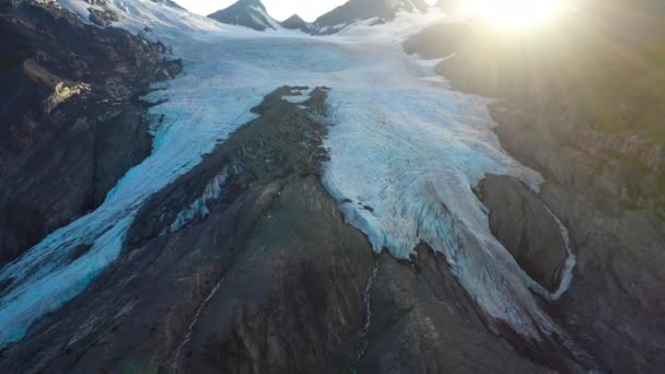 Melting Snow Snowcapped Mountain Slope Sunlight Summer Alaska — Vídeos de Stock