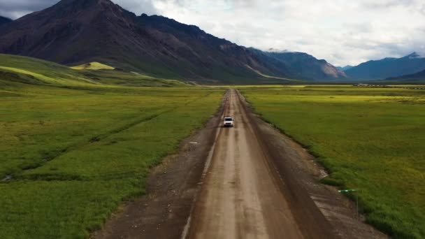 Road Trip Van Portage Valley Brooks Range Mountains Summer Alaska — ストック動画