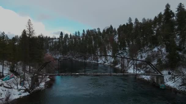 Snowy River Spokane Washington Spokane River Winter Abandoned Railway Bridge — ストック動画