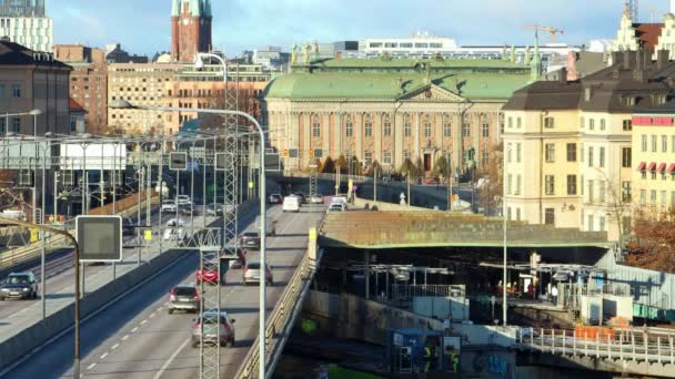 Автомобільний Рух Мосту Будівлях Під Час Вечірнього Сонячного Світла Стокгольмі — стокове відео