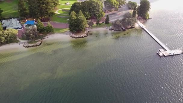 Aerial View Point Walter Jetty Panning Left Reveal Golf Course — Vídeo de Stock