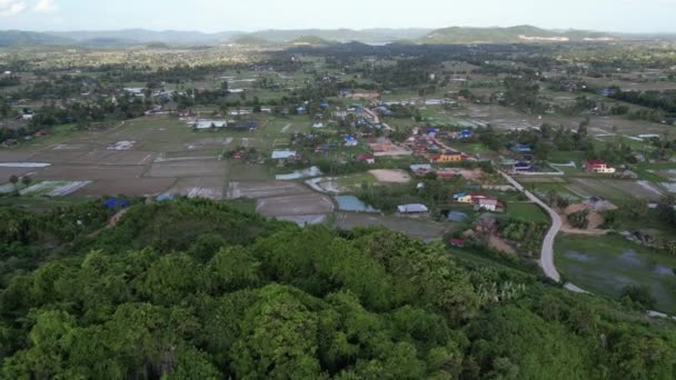 Backward Drone Footage Karst Mountain Kampot Province Mountains Village Fields — Vídeo de Stock