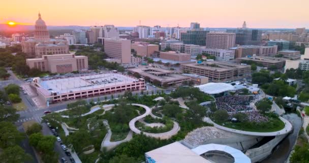 Flying Sunset Austin Texas View Capital Building Waterloo Park Bird — Stock video