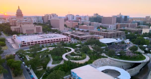 Sunset Austin Texas Capital Building Waterloo Park Birds Eye View — Stockvideo