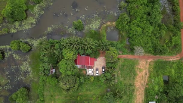 Descending Drone Footage Small Farm Kampong Trach District Cambodia Surrounded — Vídeo de stock