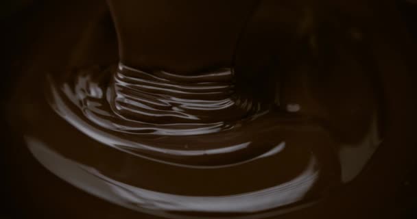 Verter Derretido Flujo Chocolate Amargo Oscuro Pastelería Tiro Cerca — Vídeos de Stock