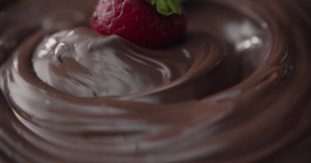 Strawberry Membawa Dicelupkan Dalam Fondue Coklat Cair Pastry Close Shot — Stok Video