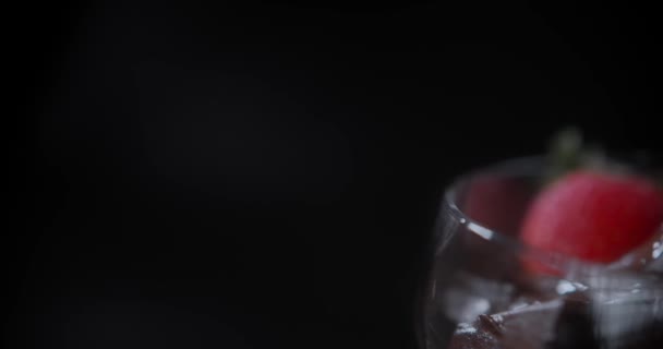 Ποτήρι Σοκολάτα Φράουλα Και Σιρόπι Σοκολάτας Γλυκό Κοντινό Πλάνο — Αρχείο Βίντεο