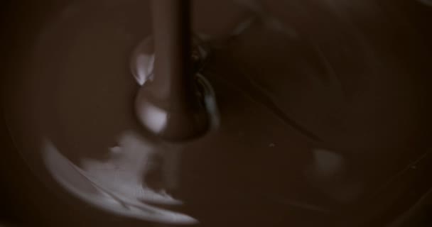 溶かした濃い苦いチョコレートの流れを注ぐ ペストリー クローズアップショット — ストック動画