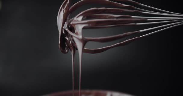 Whisk Aço Emerge Chocolate Escuro Líquido Derretido Pastelaria Close Tiro — Vídeo de Stock