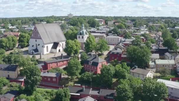 Ascending Old Town Porvoo Church Visible Idyllic Old Houses Trees — Vídeo de stock