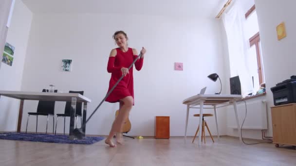 Happy Girl Taniec Miotły Czyszczenia Podłogi Korzystających Prac Domowych Niski — Wideo stockowe