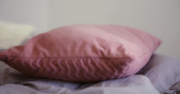 女性脸蛋或头枕在枕头上 完全精疲力竭或疲惫的女孩近视 — 图库视频影像