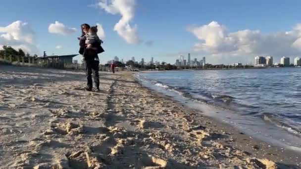 Vrouw Dragen Baby Meisje Langs Port Melbourne Strand Een Zonnige — Stockvideo