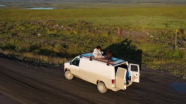 Road Trip Mladý Pár Travelers Pít Kávu Střeše Van Těší — Stock video