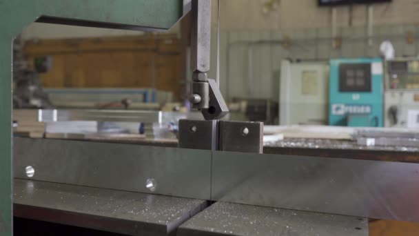 Płyta Aluminiowa Cięta Piłę Industrialną Warsztacie Metalowym — Wideo stockowe