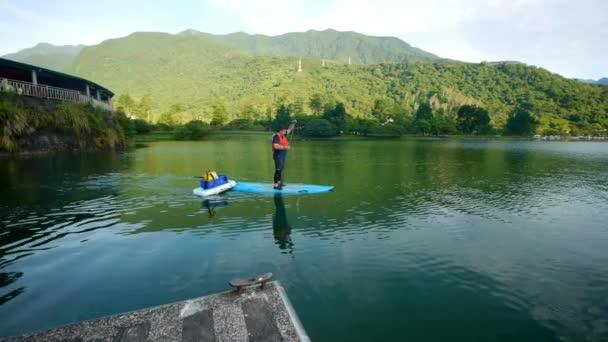 산속깊은 호수로 들어가는 아시아 — 비디오