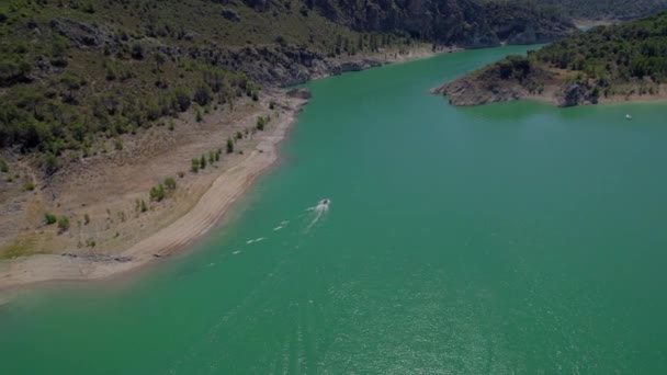 Воздушный Вид Красивый Ландшафт Зеленоватого Водохранилища Граничащего Скалистыми Склонами Солнечный — стоковое видео