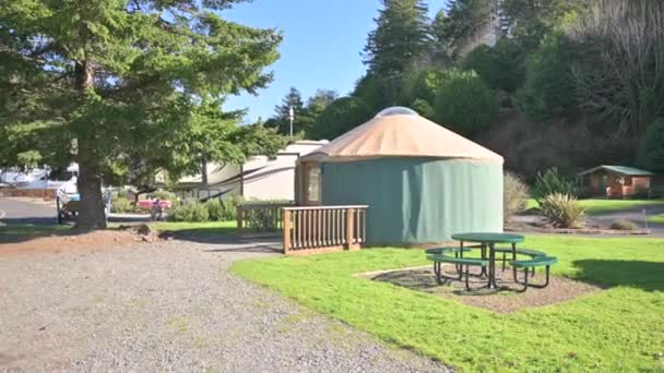 Yurts Camping Rivers Edge Park Brookings Oregon Panning Shot — Stock Video