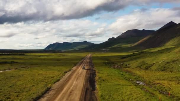 Car Trip Mountain Vale Alaska Usa Aerial Flyover — Stockvideo