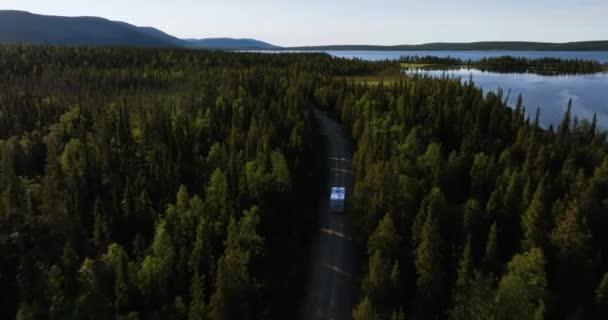 Aerial View Camper Van Lake Pallasjarvi Driving Ounastunturit Fells Sunny — Vídeo de stock