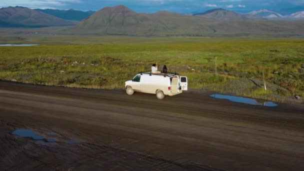 Car Trip Young Couple Hipsters Enjoy Majestic Alaska Wild Nature — Video Stock