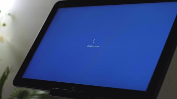 Dell Computer Showing Windows Shutting Screen — Wideo stockowe