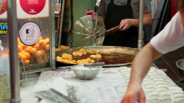 Michelin Star Street Food Vendor Cooking Patongo Yaowarat Road Chinatown — стоковое видео