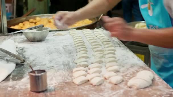 Michelin Star Street Food Vendor Cooking Patongo Yaowarat Road Chinatown — Stockvideo