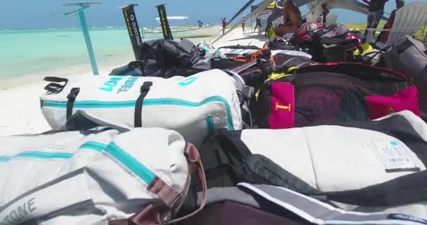Kitesurf Equipment White Sand Grup Colorful Kiteboards Ready Used Los — стоковое видео