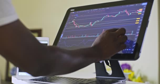 Man Swiping Stock Charts While Day Trading His Touchscreen Computer — Αρχείο Βίντεο