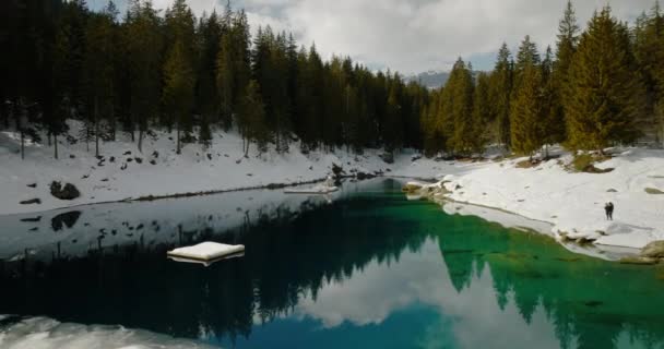 Landing Snow Show Beautiful Reflections Caumasee — Stockvideo