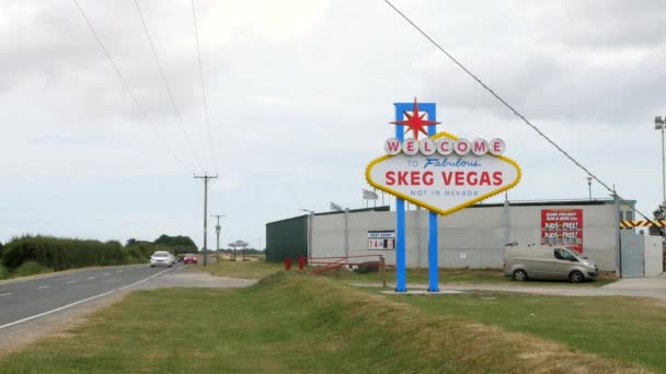 Skegness Welcome Skeg Vegas Sign Roadside Traffic Way British Holiday — ストック動画