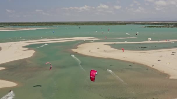 Kite Surfer Large Air Spin Trick Shallow Green Brazil Bay — Vídeo de Stock