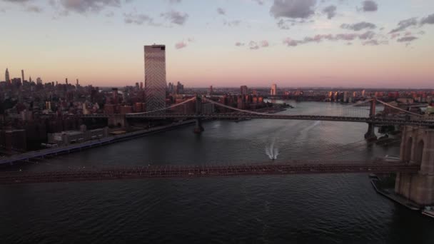 Aerial View Boat Driving Manhattan Brooklyn Bridges Sunset Nyc Usa — Stockvideo