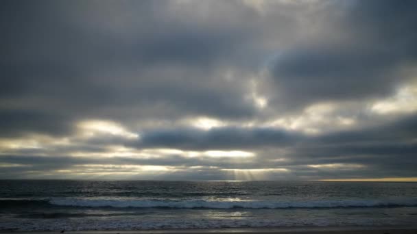 Heaven Rays Streaming Clouds Reflecting Moody Water Pacific Ocean Time — Vídeos de Stock