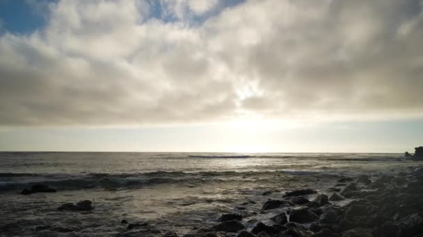 Ocean Waves Gently Lapping Rocky Shoreline Setting Sun Reflects Water — Vídeo de Stock