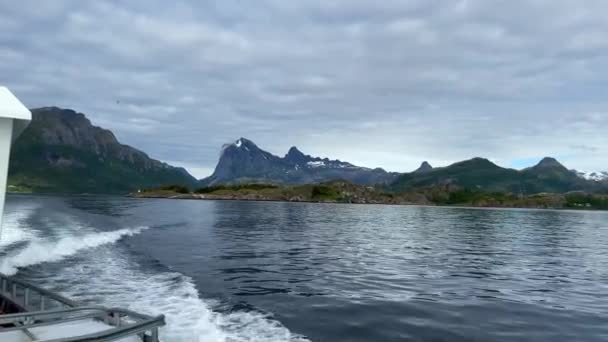 Static Shot Cruising Boat Stunning Landscape Mountains Clouds Background — Wideo stockowe