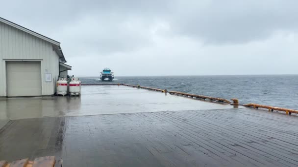 Passenger High Speed Catamaran Boat Approaching Pier Norway Rainy Day — Vídeos de Stock